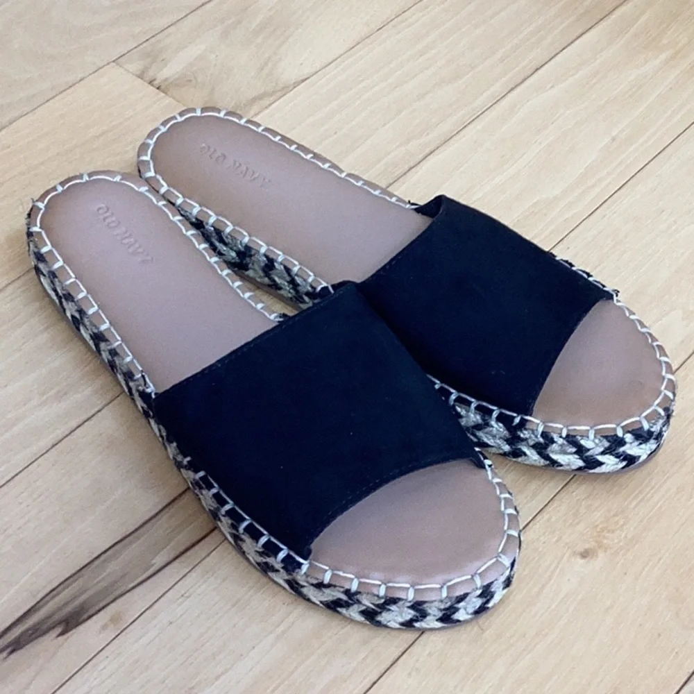 Old Navy woven rope and faux suede slide on sandals. Women’s size 10